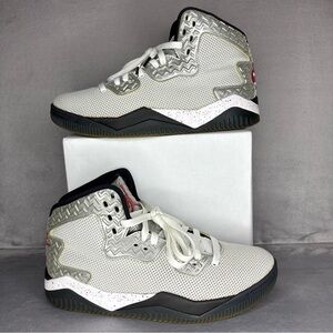🔥🔥🔥Jordan White and Gray Sneakers with Mid-Top Design Size: 9🔥🔥🔥